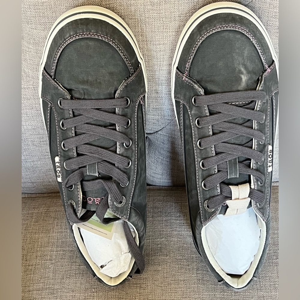 New Taos size 11 distressed sneaker